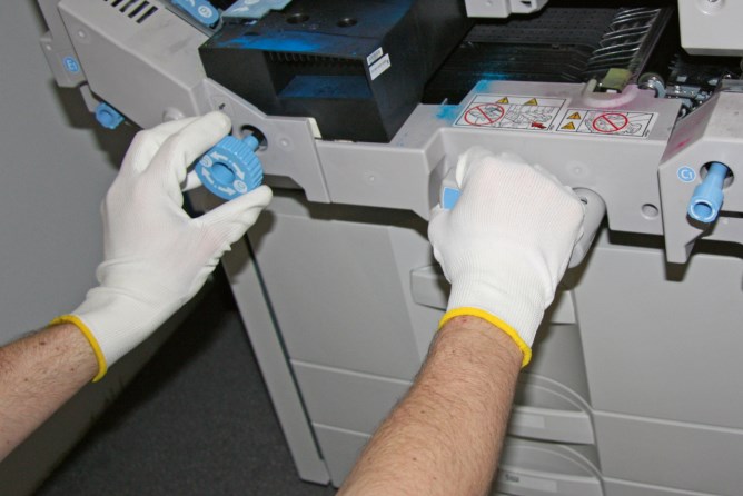 Handschuh Gnitter Feinstrick aus Polyester, weiß - Keron Handschuh Gnitter Feinstrick aus Polyester, weiß von Keron