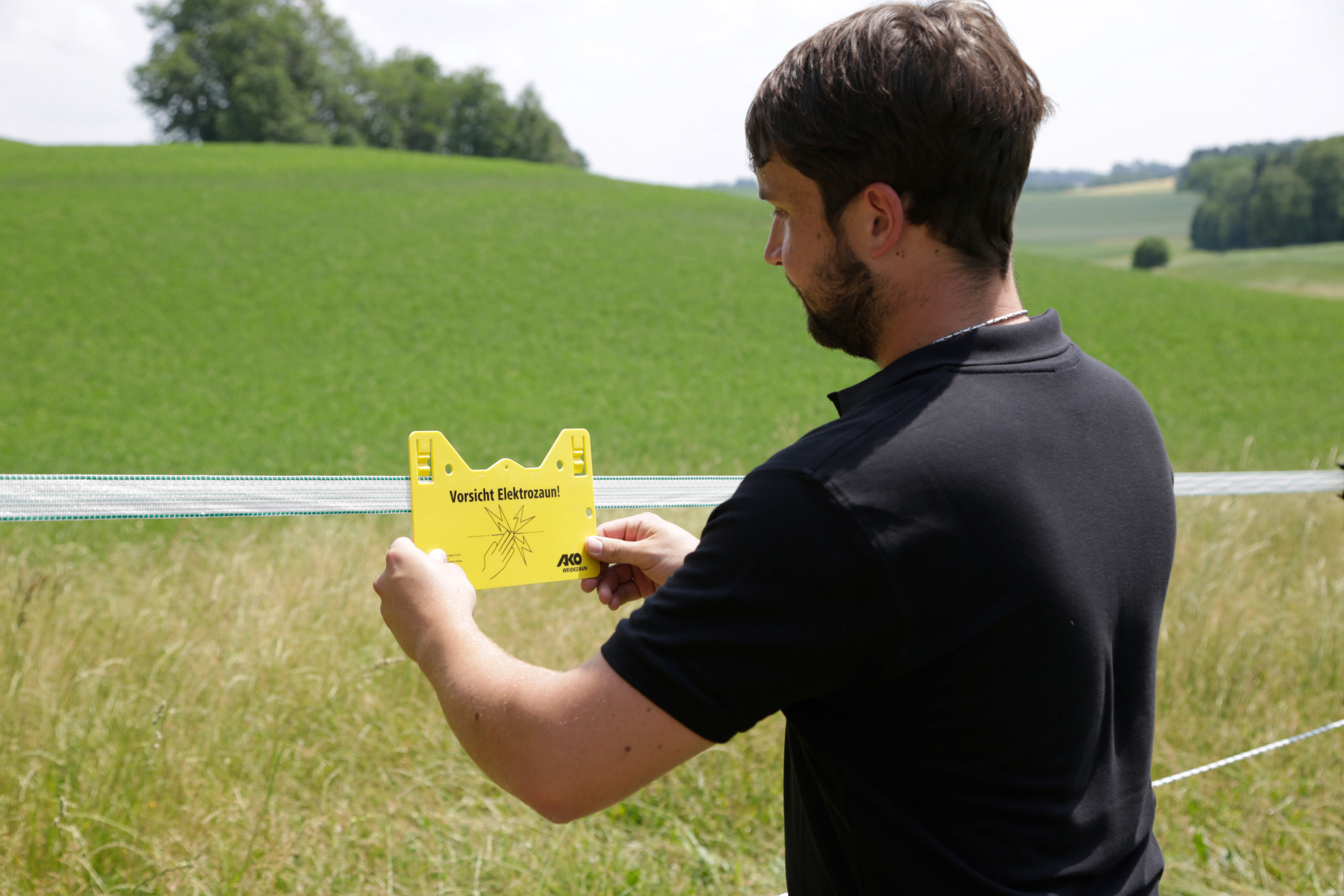 Warnschild "Vorsicht Elektrozaun!" zum Einhängen - AKO Warnschild "Vorsicht Elektrozaun!" zum Einhängen von AKO